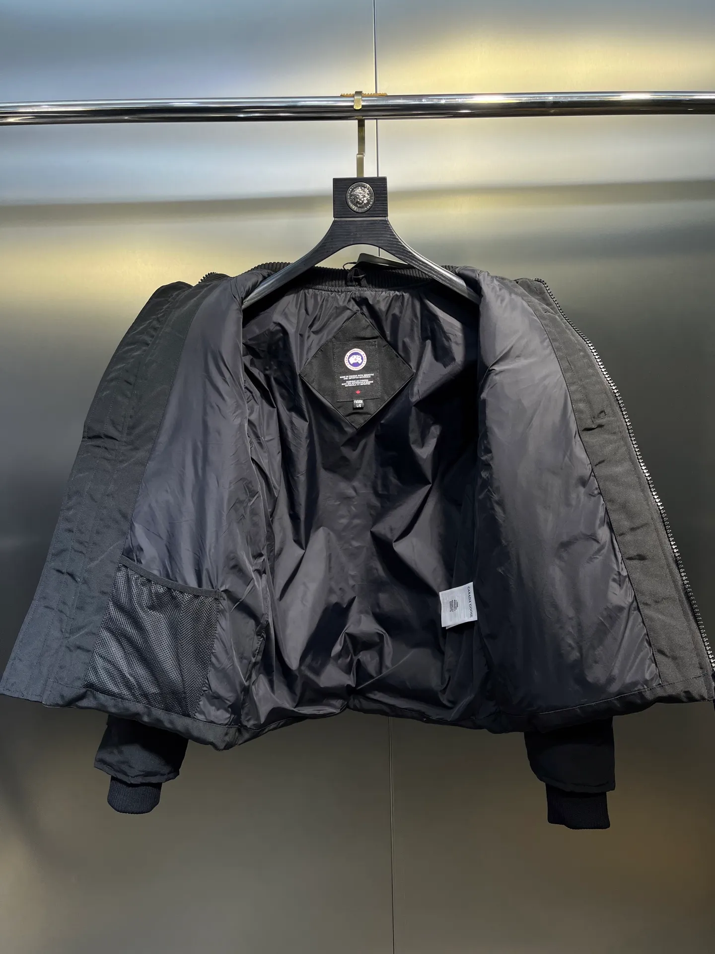 P840 Ganand Goose⭐️Canada Goose men’s new short style is the most popular autumn and winter item on INS in recent years. More and more people are choosing goose down jackets. Fur collar: wolf hair! Canada Goose super 3D technology waterproof fabric treatment, perfect wind resistance, cold resistance, and high temperature resistance! Built-in plush heat storage to keep warm, heats up quickly and warms up quickly! Personalized design, exquisite workmanship, smooth to the touch and comfortable on the skin. Double-layer windproof cuffs, windproof and frostproof! The pocket design is beautiful and practical. The Canada Goose down jacket has been the most popular thermal suit in the world in the past two years. It has far surpassed the down jackets in the Mengkou Kingdom. At the same time, the style is classic and never goes out of style. Don’t be afraid of this cold winter, all you need is a Canada Goose down jacket. Item number: 42 styles Black: lime, black, graphite gray Size: S-3XL